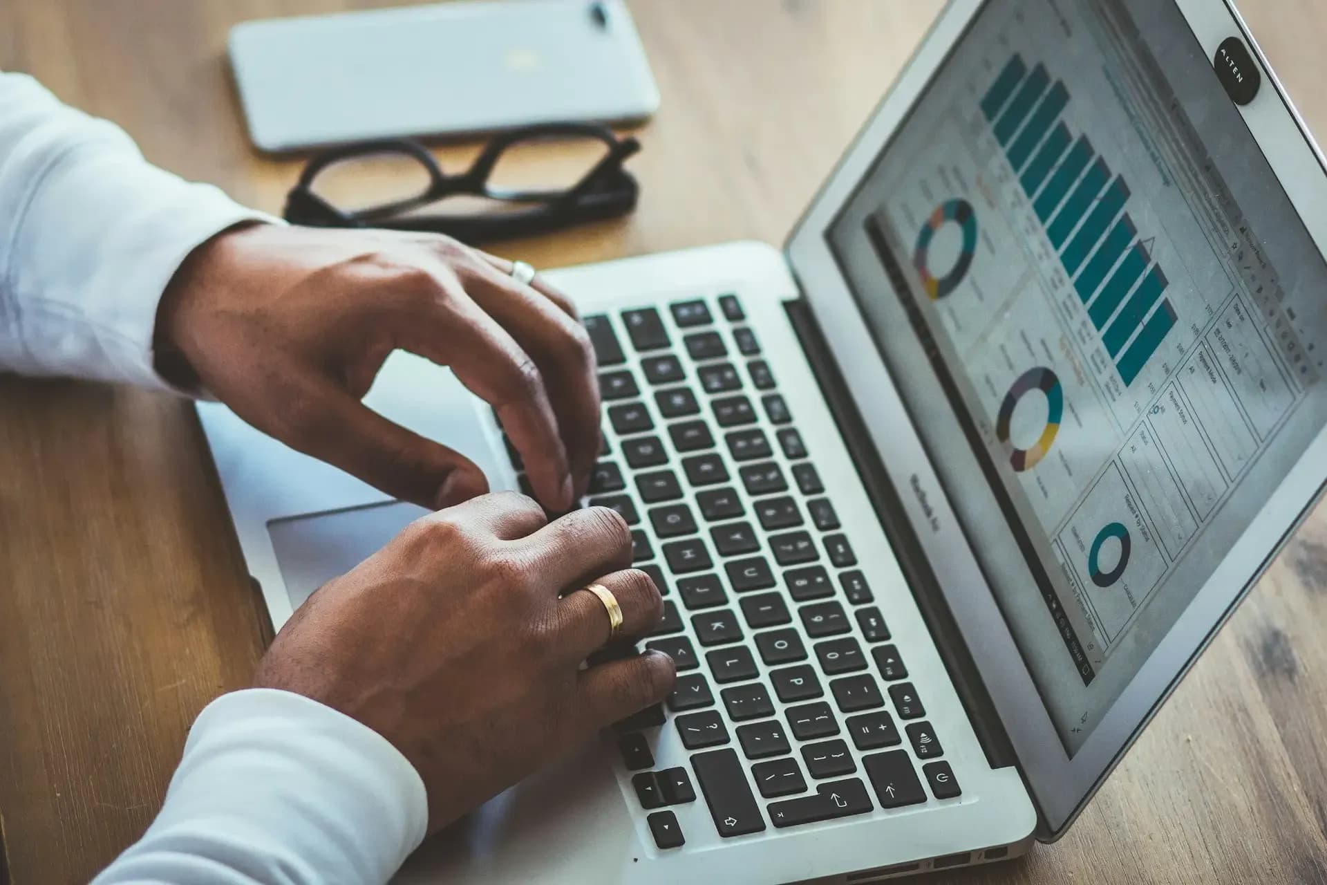 Azure Cloud Engineer training overview featuring Entra ID, virtual networking, and scalable infrastructure deployment for 2026 enterprise standards.